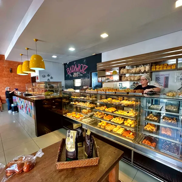 Balcão da Padaria Badajoz com vitrines e cestos de pães
