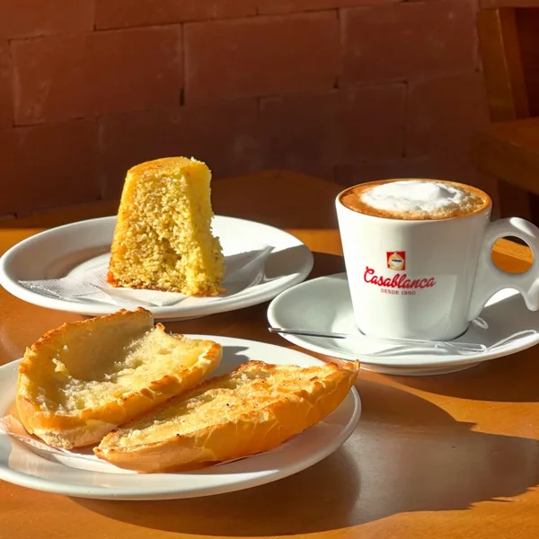 Café da manhã na Badajoz: capuccino e fatia de rosca