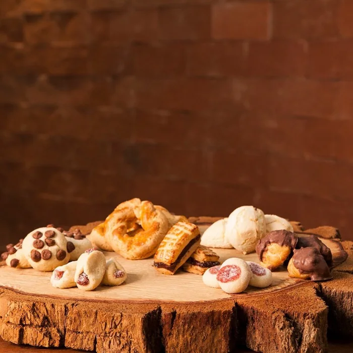 Doces e confeitaria da Badajoz: variedade de docinhos em tábua rústica