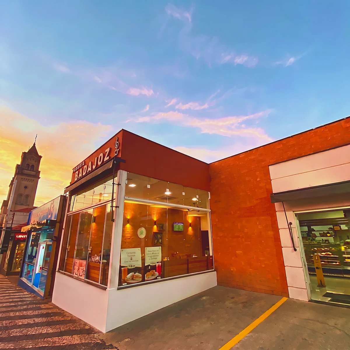Fachada da Padaria Badajoz ao entardecer, no Centro de Bragança Paulista